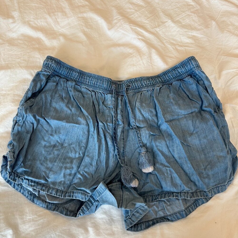 Women's Vineyard Vines Chambray blue shorts size large 3in inseam 100% Tencel